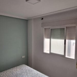 Proceso de pintura de un piso de 90 m² en Alicante realizado por Pintores Alicante FP.